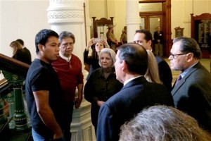 Sobreviviente de Iguala visita Legislatura texana Omar Garca Velsquez, izquierda, habla con senadores demcratas de Texas