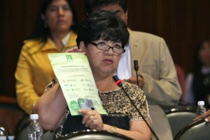 La legisladora federal perredista exhibi� la carta y la tarjeta enviada a una ciudadana, quien dijo,