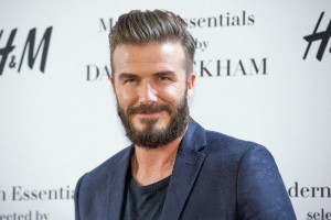 El exfutbolista brit�nico posa durante la presentaci�n de su selecci�n de imprescindibles de la cole