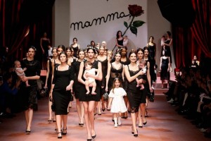 Dolce & Gabbana dedica coleccin a la mamma italiana Al final de la pasarela, las