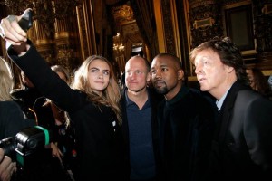 La modelo Cara Delevingne se tom una foto con el actor Woody Harrelson, el cantante Kanye West y el