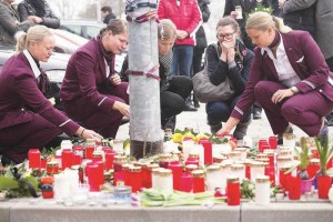 Recuperan primeros cuerpos de vctimas del avin alemn Empleados de la aerolnea de bajo coste Germanwings colocan veladoras y flores frente a las oficinas