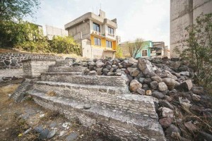 Construyen sobre vestigios toltecas En las dcadas de los 80 y los 90 inici la invasin en los vestigios arqueolgicos, que consisten e