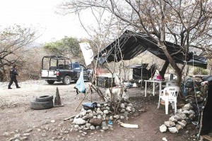 <b>A 6 meses de Ayotzinapa.</b> El lento camino de la justicia Policas estatales resguardan la entrada al basurero de Cocula, lugar donde presuntamente quemaron a