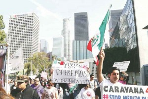 Familiares de los 43 normalistas desaparecidos encabezaron una marcha en Los �ngeles, que culmin� en