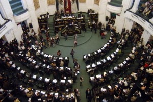 Son candidatos y siguen cobrando como legisladores De 66 diputados en ALDF, 32 compiten por un cargo, sin renunciar; la ley se los permite