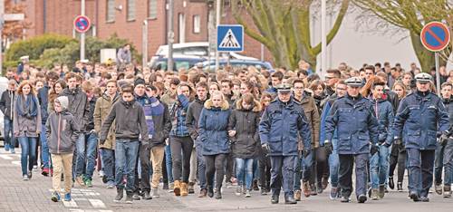 Estudiantes de la escuela Joseph-Koenig, en Haltern, llegan a la misa en homenaje a los 16 alumnos y