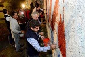 Mauricio Tabe y Santiago Creel pintaron una barda como primer acto de campa�a del PAN-DF