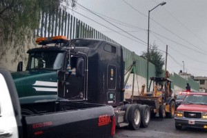 Una m�quina retroexcavadora, conocida como mano de chango, contin�a retenida por la PGJEM, luego de