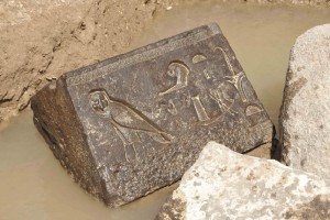 Fotograf�a facilitada por el Ministerio egipcio de Antig�edades de algunos bloques de basalto esculp