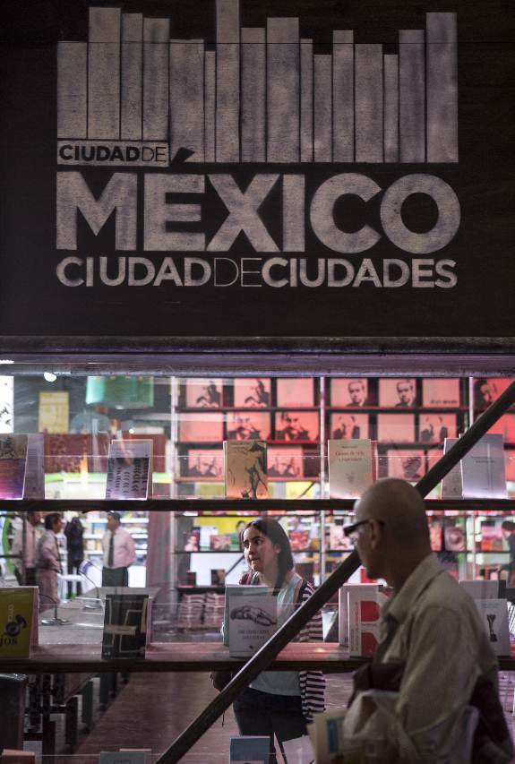 DF desembarca en la Feria del Libro de Buenos Aires Eduardo Vzquez Martn, secretario de Cultura del Distrito Federal celebr la hermandad que han sost