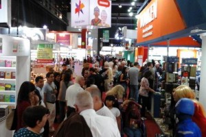 "Comienza a calentarse" la Feria del Libro de Buenos Aires Ayer, los nios de escuelas preescolares, primarias y secundaria comenzaron a tomar la feria en grup