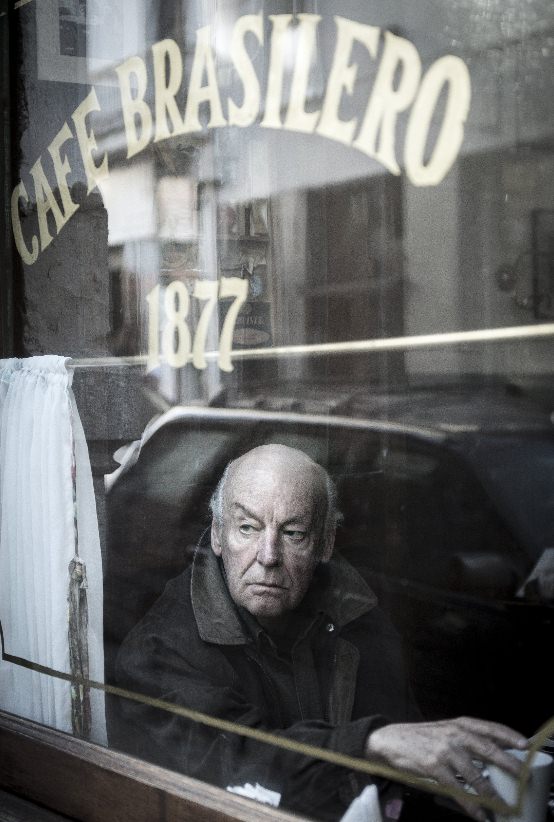 Galeano deja un vaco en el caf ms antiguo de Montevideo Galeano sola ocupar una mesa situada a la izquierda de la puerta del establecimiento, junto al gran
