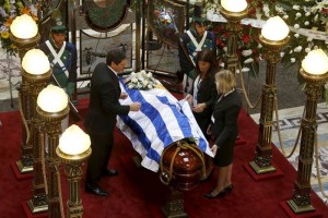 Uruguay da el ltimo adis a Eduardo Galeano Los mandatarios Nicols Maduro y Cristina Fernndez han enviado coronas de flores expresando sus con