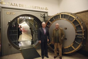 El escritor Juan Goytisolo (d) y el director del Instituto Cervantes, V�ctor Garc�a de la Concha, mo