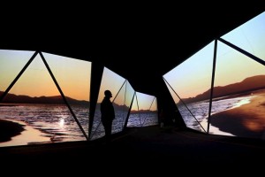 En �l se puede observar un pasillo rodeado de pantallas que emiten v�deos de la selva, el cielo, el 