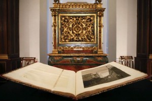 Exponene obra napolenica del XIX sobre Egipto Desde su llegada a Madrid en los aos 50 del siglo XX, esta obra compuesta por diez tomos de imgene