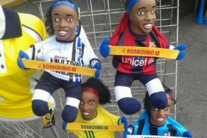 Los comerciantes aprovechan la visita de Ronaldinho a la capital mexicana. 