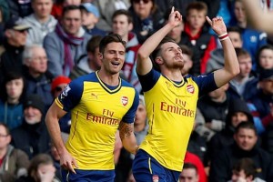 <b>Liga Premier</b> Arsenal gana y sigue al acecho del Chelsea Arsenal se afianza con 66 puntos en el segundo lugar de la tabla.