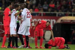 Sevilla le saca el empate al Barcelona en el ocaso del juego Lionel Messi se lamenta en el csped tras una falta recibida