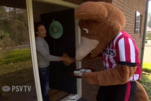 El mexicano fue sorprendido por la mascota del PSV