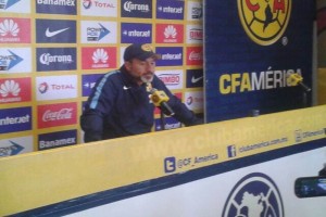 El t�cnico del Am�rica durante una conferencia de prensa
