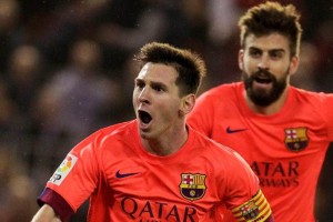 El delantero argentino celebra un gol mientras que Piqu� corre para felicitarlo