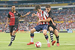 Las Chivas rescatan un empate en la agon�a