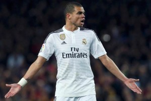 Pepe sufre lesin en el muslo derecho El central portugus durante un partido con el Real Madrid