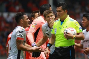 El �rbitro afirm� que fue un mal llamado y reanud� el juego con un bote