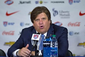 'Piojo' reclama por la cancha; Montes al hospital Herrera se mostr molesto por la situacin de la cancha