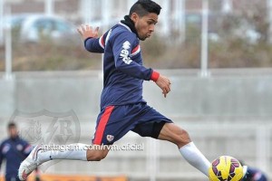 El mediocampista mexicano durante un entrenamiento con el Rayo Vallecano