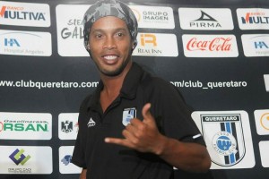 El delantero del Quer�taro en su llegada a la Ciudad de M�xico 