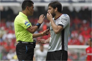 La pol�mica se dio en el minuto 75, cuando el �rbitro Antonio Dur�n ya hab�a marcado una mano.  