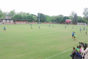 Los jugadores durante el entrenamiento de esta tarde en la Universidad de la Trinidad  