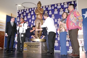 Develan estatua de Cantinflas en homenaje Develan estatua de Cantinflas en homenaje
