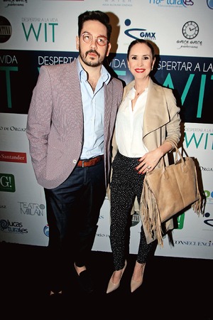 Paloma Woolrich pone al pblico de pie Paloma Woolrich pone al pblico de pie