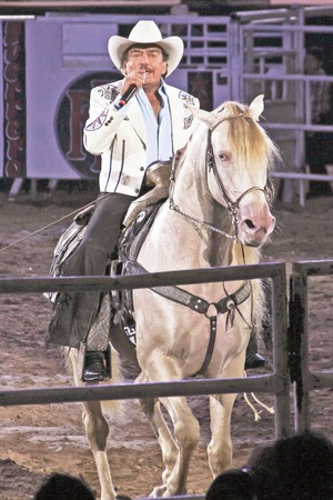 Joan Sebastian celebra en el hospital