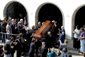 ELOGIOS. La urna del perenne director, que haba partido de la iglesia Cristo Rei de Oporto, donde haba cele