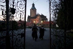 Fans de Harry Potter juegan a hacer magia en Hogwarts Los participantes interpretan a estudiantes y profesores, adems de fantasmas, durante los tres das