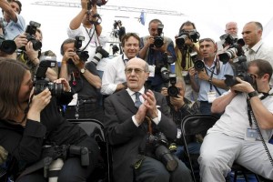 Reconocen en Pars trascendencia de Manoel de Oliveira Manoel de Oliveira a la edad de 99 aos posando para el squito de fotgrafos que le escoltaba en el