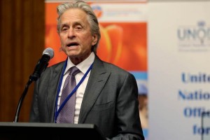Michael Douglas advierte en ONU sobre armas nucleares Dijo que aunque haya menos armas nucleares hoy, son