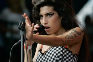 El film est elaborado con imgenes de archivo de la artista y describe la historia de Winehouse en 