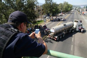 Estudiantes normalistas bloquean la salida a P�tzcuaro en demanda de la liberaci�n de Nicol�s Cervan
