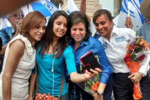 La panista Josefina V�squez Mota dijo que Alondra asisti� al evento en favor del PAN en busca de un 