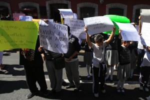Ni�os de tres escuelas primarias de Morelia se manifiestan en las puertas del Congreso del Estado en