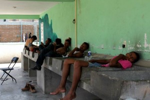 Integrantes del llamado Viacrucis del Migrante permanecen sin avanzar en Oaxaca ante la advertencia 