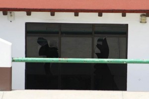 Los maestros del sector Valles Centrales se saltaron la barda de las oficinas ubicadas en Santa Rosa