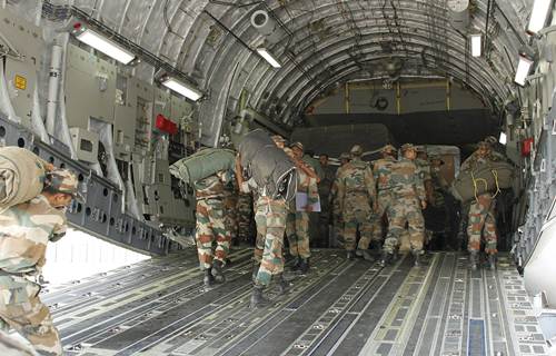Las Fuerzas A�reas de la India evacuaron a al menos 546 indios desde Katmand� tras el terremoto que 