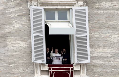 El papa Francisco rez� un avemar�a con los fieles congregados en la Plaza de San Pedro por las v�cti
